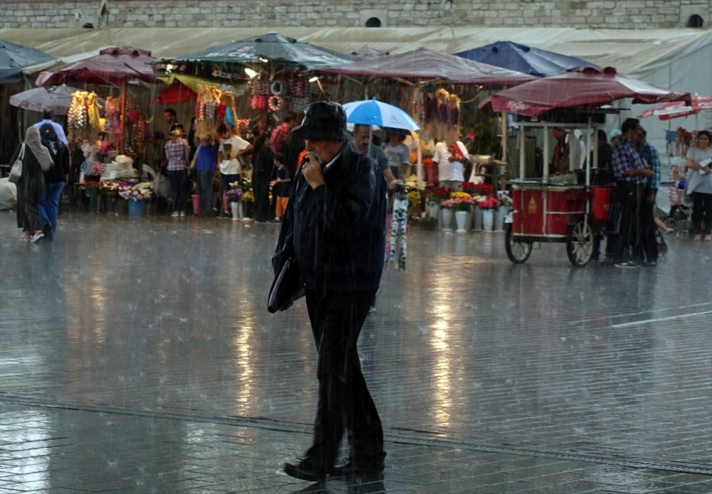 İstanbullular yağmura yakalandı