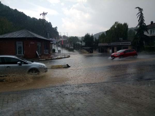 İstanbullular yağmura yakalandı