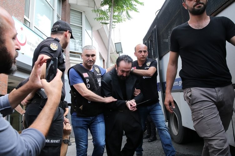 Adnan Oktar ve 'kedicikler'i cezaevine gönderildi