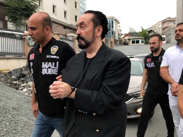 Adnan Oktar ve 'kedicikler'i cezaevine gönderildi