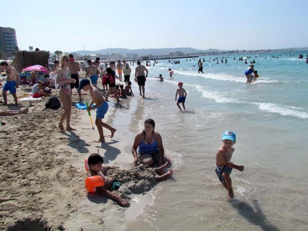 Çeşme'de adım atacak yer kalmadı...