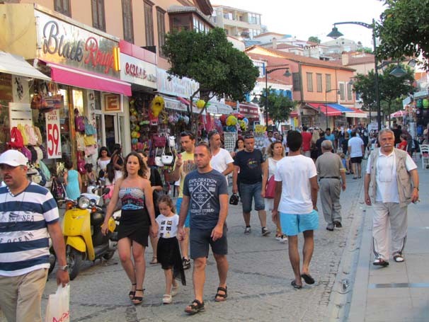 Çeşme'de adım atacak yer kalmadı...