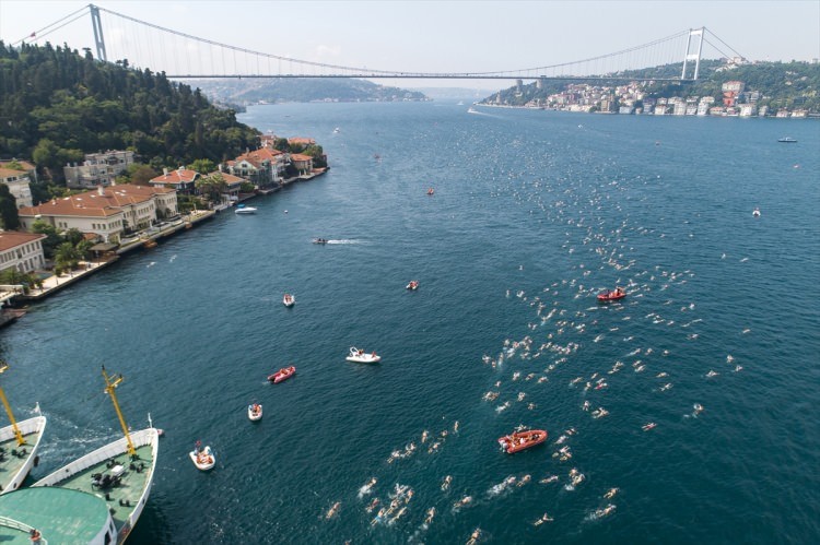 İstanbul'da kıtalararası yüzme yarışı tamamlandı