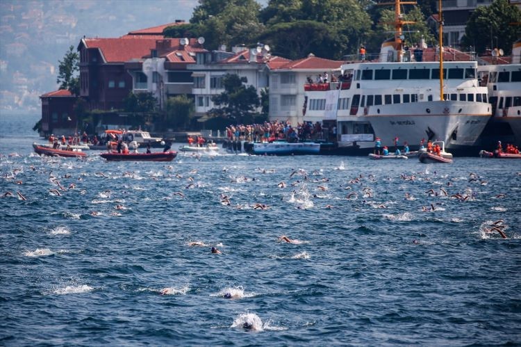 İstanbul'da kıtalararası yüzme yarışı tamamlandı