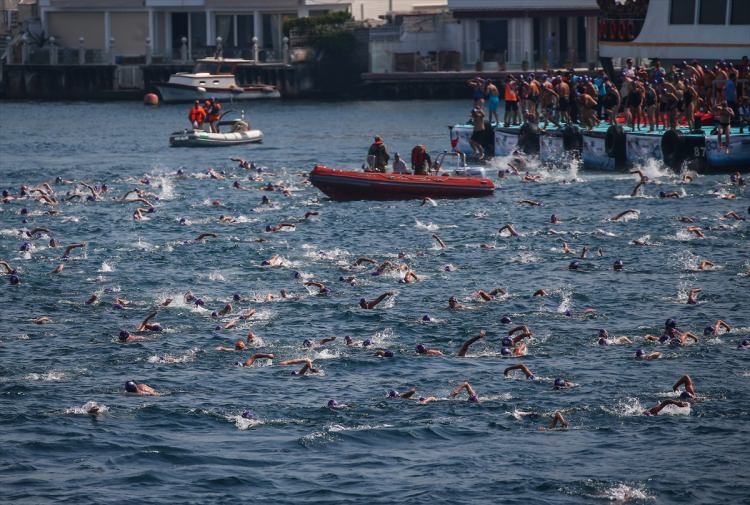 İstanbul'da kıtalararası yüzme yarışı tamamlandı