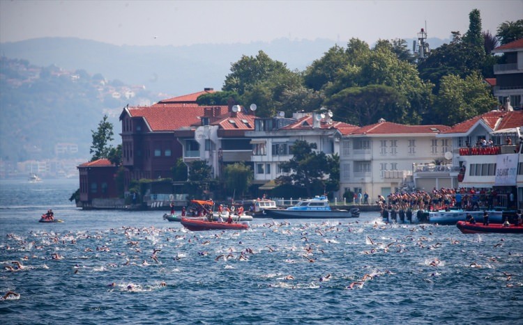 İstanbul'da kıtalararası yüzme yarışı tamamlandı