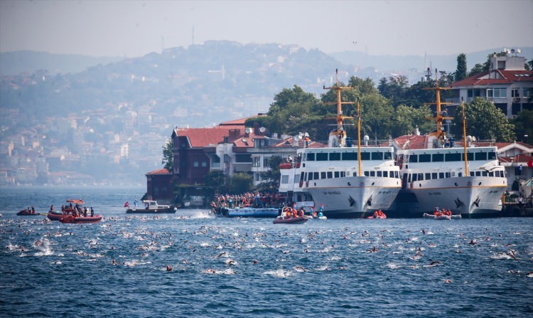 İstanbul'da kıtalararası yüzme yarışı tamamlandı