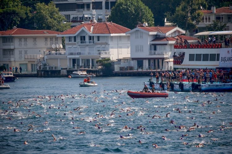 İstanbul'da kıtalararası yüzme yarışı tamamlandı