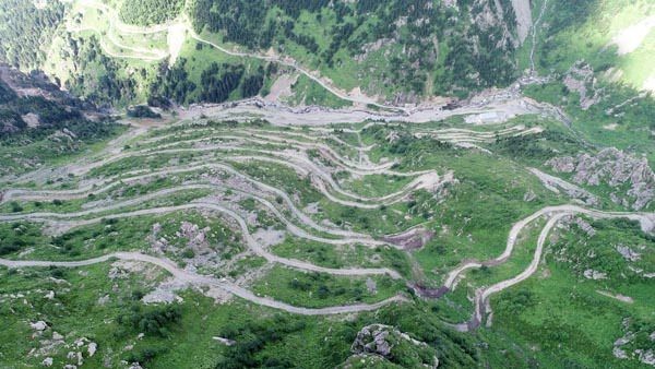 Trabzon'da dünyanın en tehlikeli yolunda doğa yürüyüşü