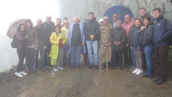 Trabzon'da dünyanın en tehlikeli yolunda doğa yürüyüşü