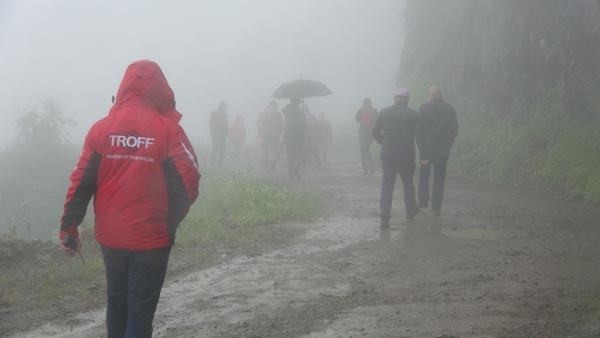 Trabzon'da dünyanın en tehlikeli yolunda doğa yürüyüşü