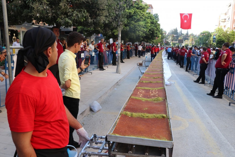 Hatay'da 79 metrelik künefe vatandaşlara dağıtıldı