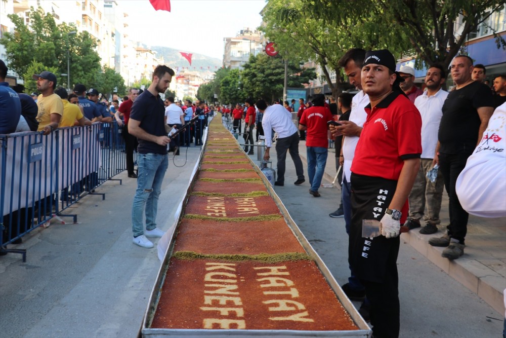 Hatay'da 79 metrelik künefe vatandaşlara dağıtıldı