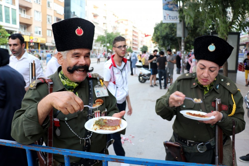 Hatay'da 79 metrelik künefe vatandaşlara dağıtıldı