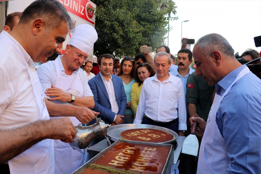 Hatay'da 79 metrelik künefe vatandaşlara dağıtıldı