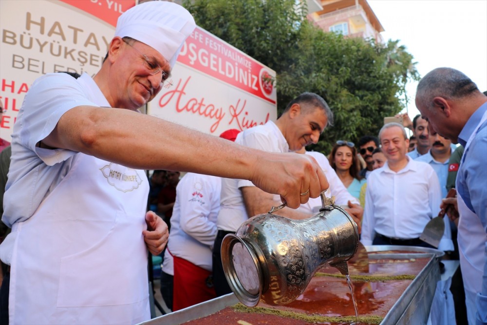 Hatay'da 79 metrelik künefe vatandaşlara dağıtıldı