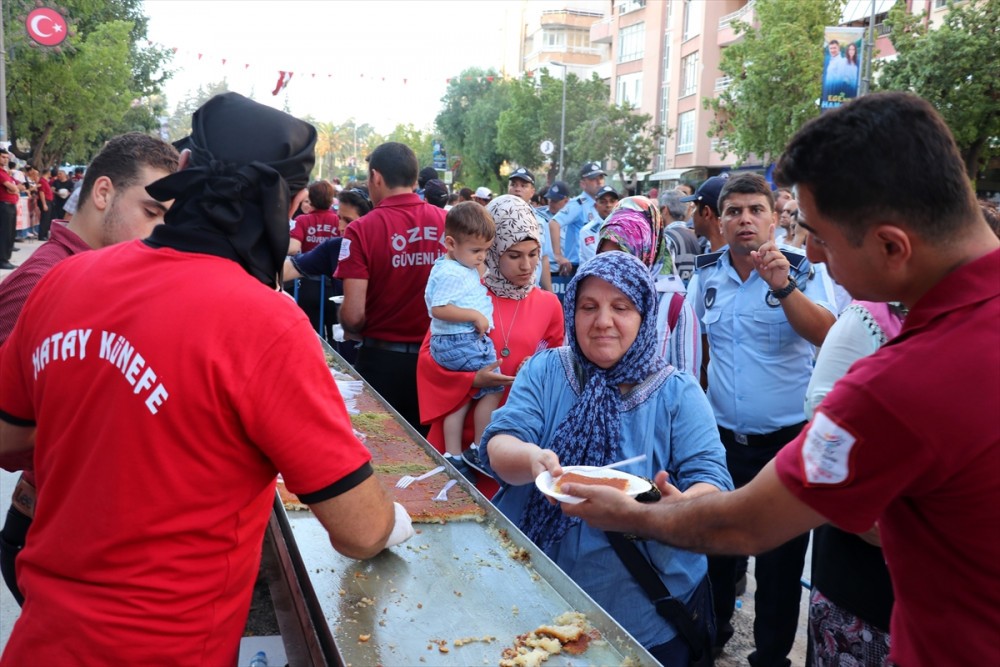 Hatay'da 79 metrelik künefe vatandaşlara dağıtıldı