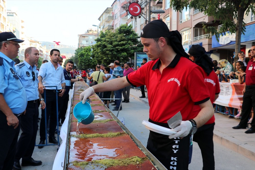 Hatay'da 79 metrelik künefe vatandaşlara dağıtıldı