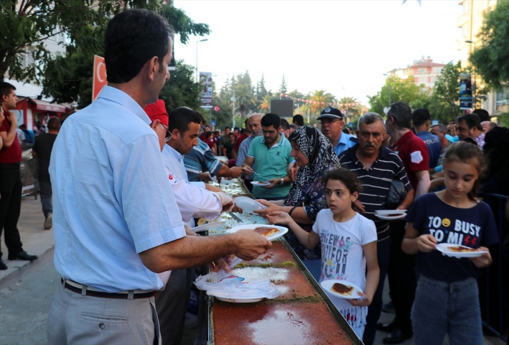 Hatay'da 79 metrelik künefe vatandaşlara dağıtıldı