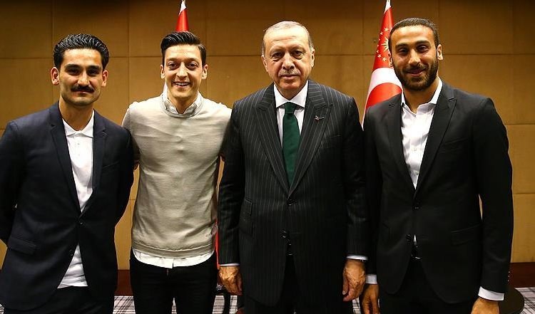 Mesut Özil'e Türkiye'den destek yağıyor!