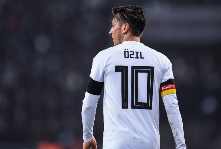 Mesut Özil'e Türkiye'den destek yağıyor!