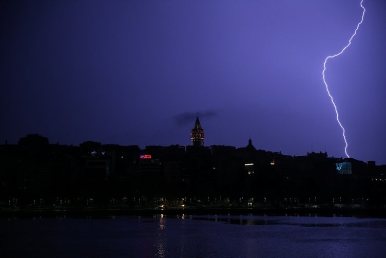 İstanbul'da dakikada 34 şimşek