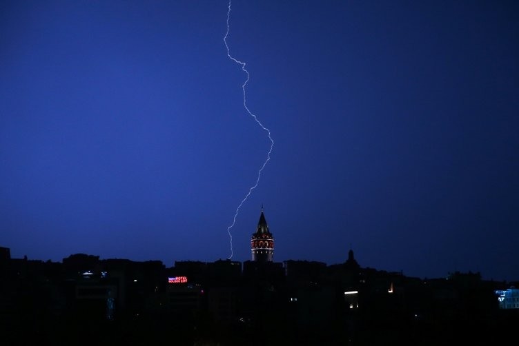 İstanbul'da dakikada 34 şimşek