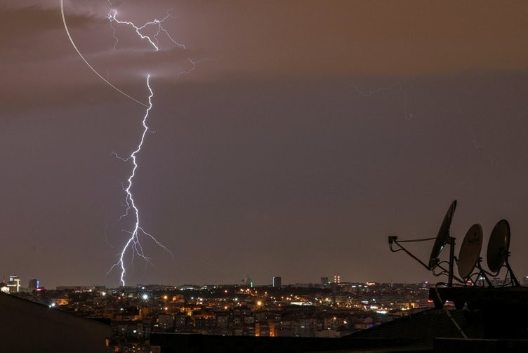 İstanbul'da dakikada 34 şimşek