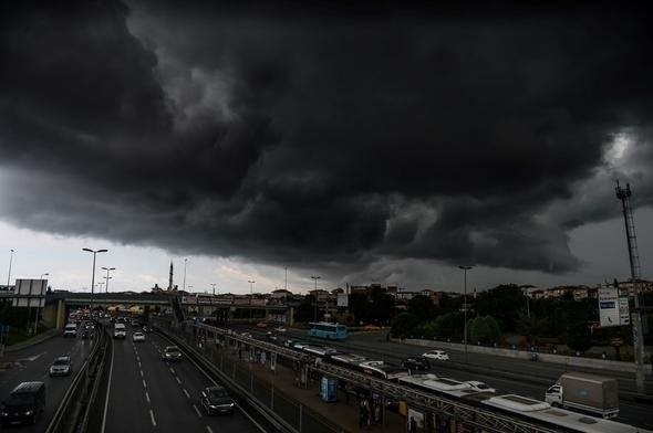 İstanbul'da gündüz geceye döndü 