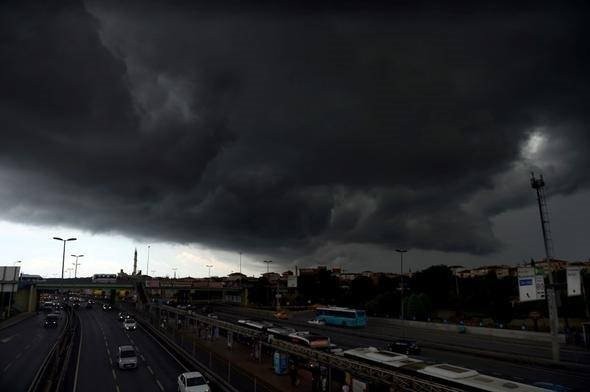 İstanbul'da gündüz geceye döndü 