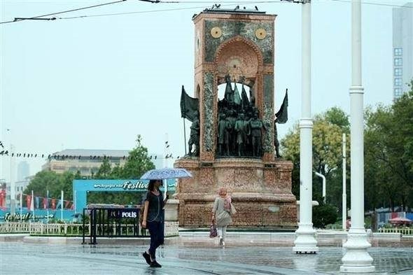 İstanbul'da gündüz geceye döndü 