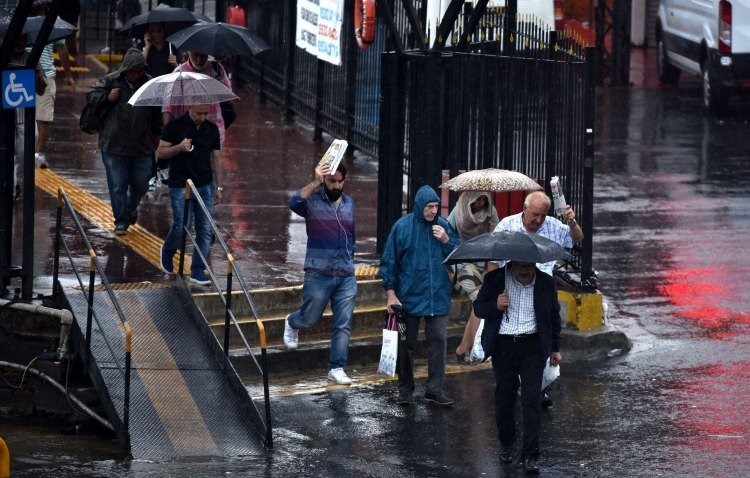 İstanbul'da gündüz geceye döndü 