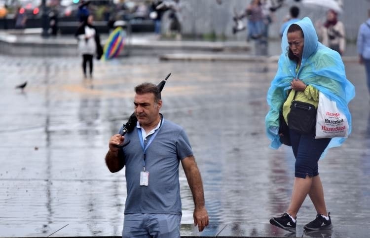 İstanbul'da gündüz geceye döndü 