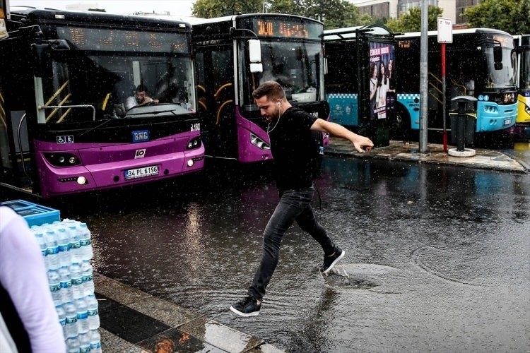 İstanbul'da gündüz geceye döndü 