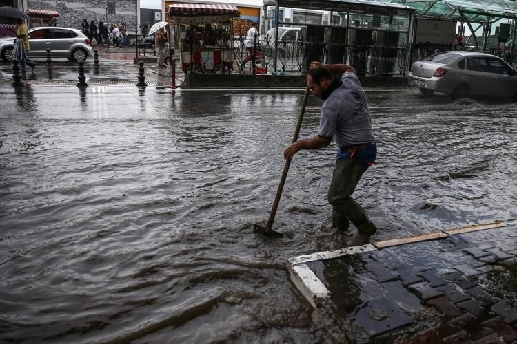 İstanbul'da gündüz geceye döndü 