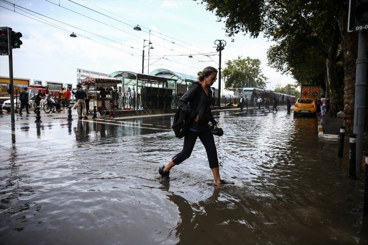 İstanbul'da gündüz geceye döndü 