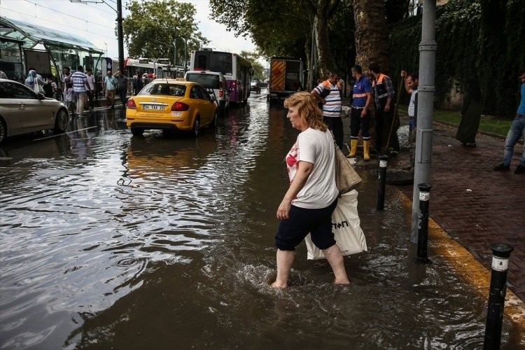 İstanbul'da gündüz geceye döndü 