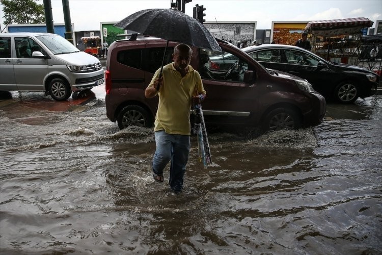 İstanbul'da gündüz geceye döndü 