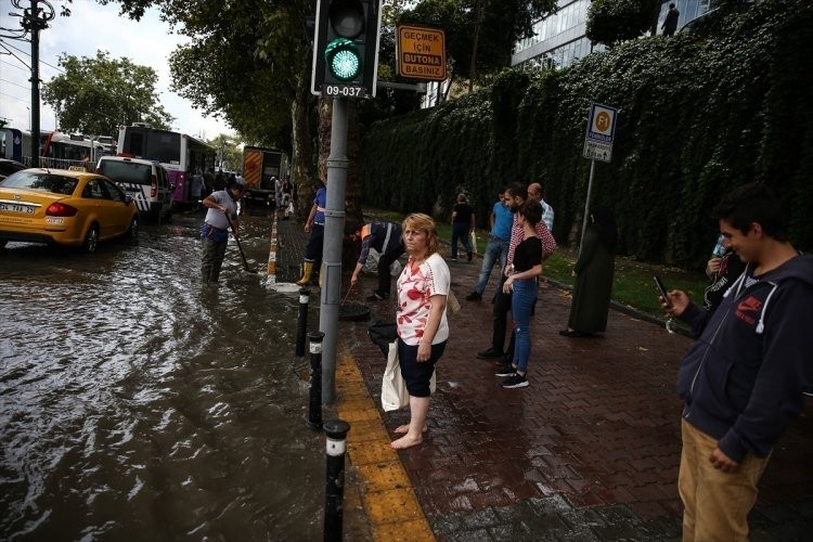 İstanbul'da gündüz geceye döndü 