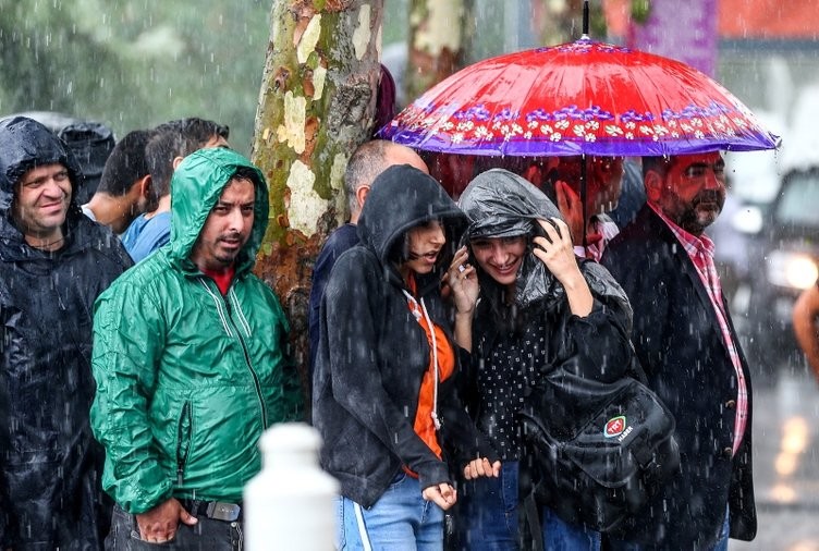 İstanbul'da gündüz geceye döndü 