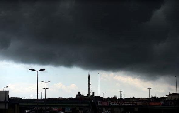 İstanbul'da gündüz geceye döndü 