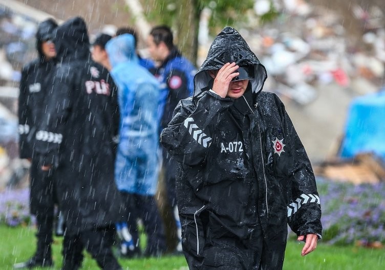 İstanbul'da gündüz geceye döndü 