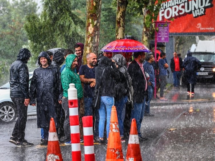 İstanbul'da gündüz geceye döndü 