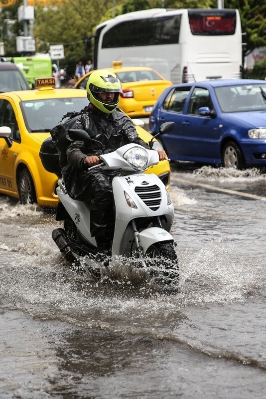 İstanbul'da gündüz geceye döndü 