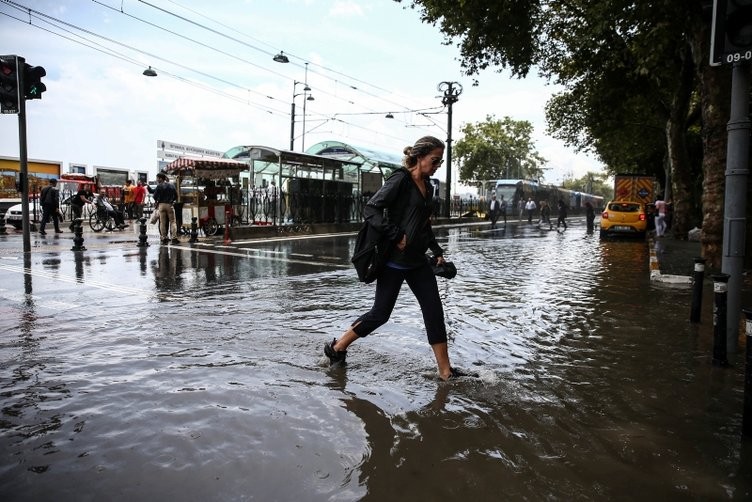 İstanbul'da gündüz geceye döndü 