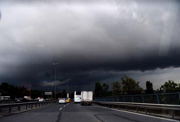 İstanbul'da gündüz geceye döndü 