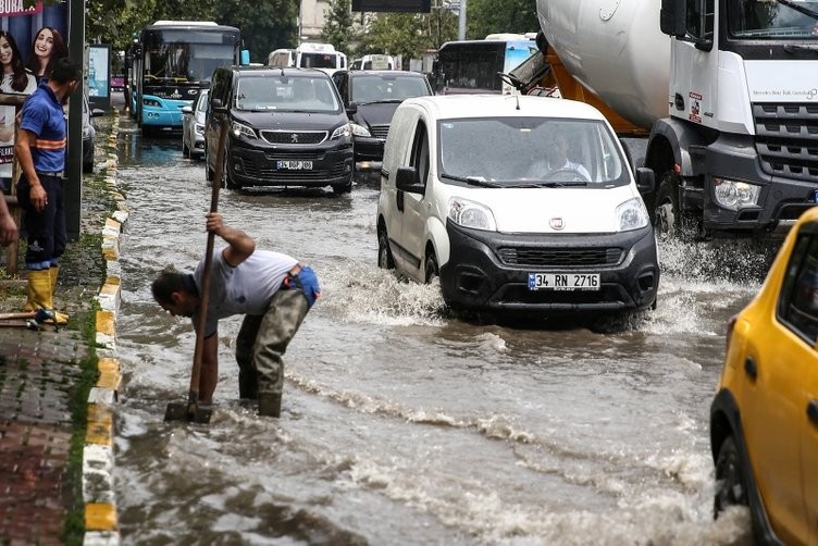 İstanbul'da gündüz geceye döndü 