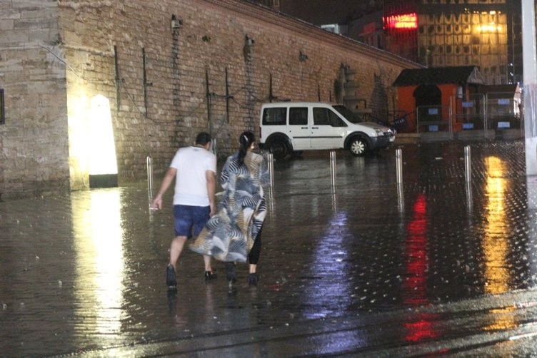 İstanbul'da gündüz geceye döndü 