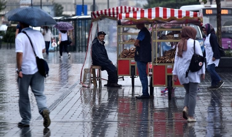 İstanbul'da gündüz geceye döndü 