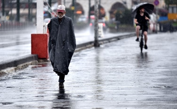 İstanbul'da gündüz geceye döndü 